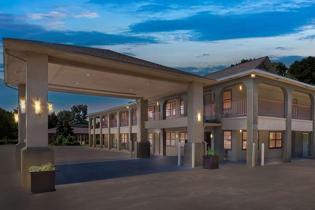Best Western Delhi Inn Exterior foto